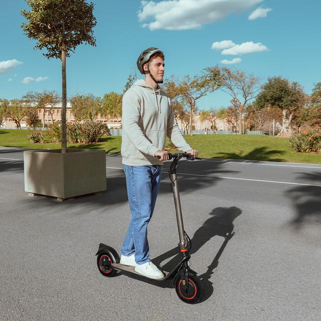 Bongo G40 XXL Connected Patinete eléctrico con base ultrawide, potencia máxima de 700W y neumáticos de 10" que permite desplazarse cómodamente por cualquier superficie. Con autonomía de hasta 40 km. Cumple con todos los requisitos de la nueva normativa española de circulación. (DGT)