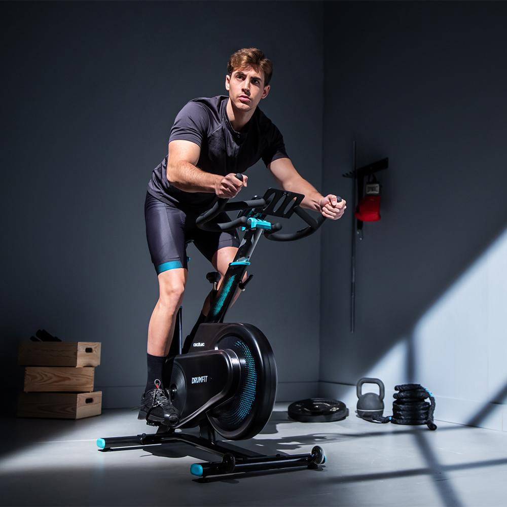 Usuario entrenando con la bicicleta Cecotec DrumFit Indoor 7000 Magno Connected