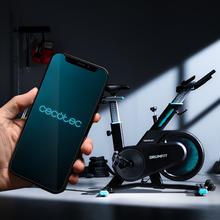 Cyclette da casa con resistenza magnetica per un allenamento silenzioso. DrumFit Indoor 7000 Magno Connected. Connettività Bluetooth, design compatto e sportivo, sella e manubrio ergonomici e regolabili, display LCD, supporto per tablet, poggiapiedi e ruote per il trasporto.