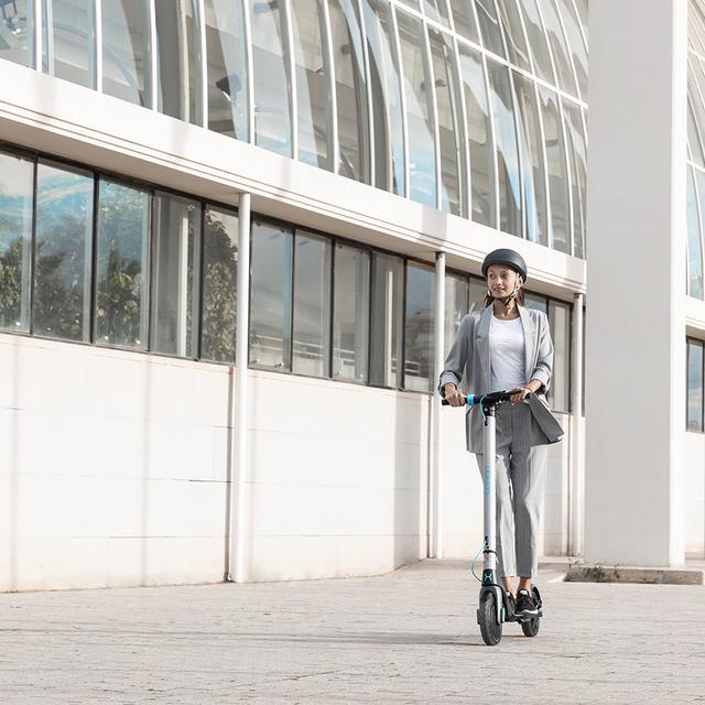 Trottinette électrique Bongo Série A. Puissance maximale de 700 W, batterie interchangeable, autonomie illimitée jusqu'à 25 km, roues Tubeless anti-crevaison de 8,5" et 3 modes de conduite"