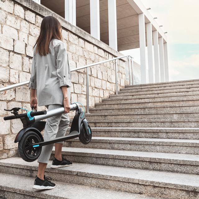 Trottinette électrique Bongo Série A. Puissance maximale de 700 W, batterie interchangeable, autonomie illimitée jusqu'à 25 km, roues Tubeless anti-crevaison de 8,5" et 3 modes de conduite"