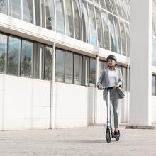 Trottinette électrique Bongo Série A Connected. Puissance maximale de 700 W, App pour smartphones, batterie interchangeable, autonomie illimitée de 25 km et roues anti-crevaison de 8,5”.