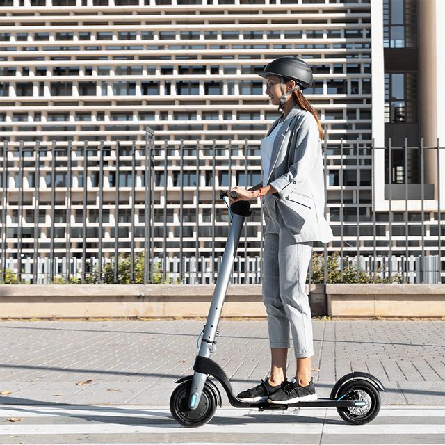 Patinete Cecotec Bongo Serie A Connected circulando por ciudad