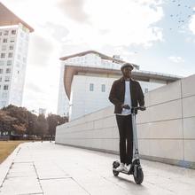 Trottinette électrique Bongo Série A Connected. Puissance maximale de 700 W, App pour smartphones, batterie interchangeable, autonomie illimitée de 25 km et roues anti-crevaison de 8,5”.