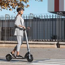 Trottinette électrique Bongo Série A Connected. Puissance maximale de 700 W, App pour smartphones, batterie interchangeable, autonomie illimitée de 25 km et roues anti-crevaison de 8,5”.