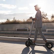 Trottinette électrique Bongo Série A Connected. Puissance maximale de 700 W, App pour smartphones, batterie interchangeable, autonomie illimitée de 25 km et roues anti-crevaison de 8,5”.