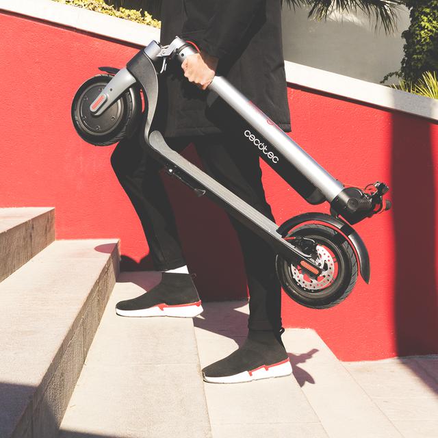 Trottinette électrique Bongo Série A Advance Connected. Surmontez des pentes grâce à sa puissance maximale de 700 W. Avec app pour Smartphone. Batterie échangeable qui lui donne une autonomie illimitée depuis 35 km et roues Tubeless anti-crevaison de 8,5”.