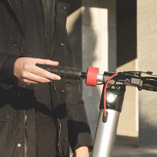 Trottinette électrique Bongo Série A Advance Connected. Surmontez des pentes grâce à sa puissance maximale de 700 W. Avec app pour Smartphone. Batterie échangeable qui lui donne une autonomie illimitée depuis 35 km et roues Tubeless anti-crevaison de 8,5”.