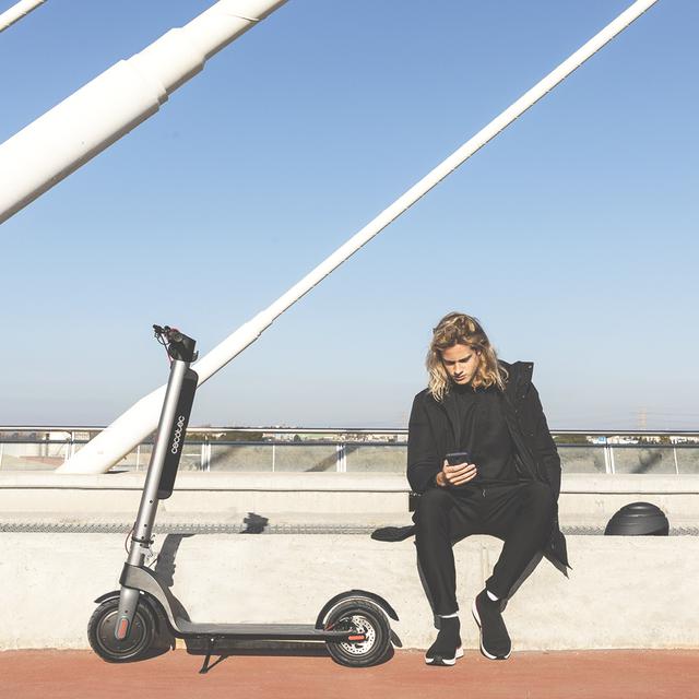 Trottinette électrique Bongo Série A Advance Connected. Surmontez des pentes grâce à sa puissance maximale de 700 W. Avec app pour Smartphone. Batterie échangeable qui lui donne une autonomie illimitée depuis 35 km et roues Tubeless anti-crevaison de 8,5”.