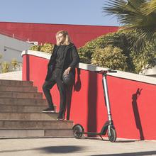 Trottinette électrique Bongo Série A Advance Connected. Surmontez des pentes grâce à sa puissance maximale de 700 W. Avec app pour Smartphone. Batterie échangeable qui lui donne une autonomie illimitée depuis 35 km et roues Tubeless anti-crevaison de 8,5”.