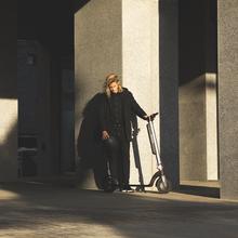 Trottinette électrique Bongo Série A Advance Connected. Surmontez des pentes grâce à sa puissance maximale de 700 W. Avec app pour Smartphone. Batterie échangeable qui lui donne une autonomie illimitée depuis 35 km et roues Tubeless anti-crevaison de 8,5”.