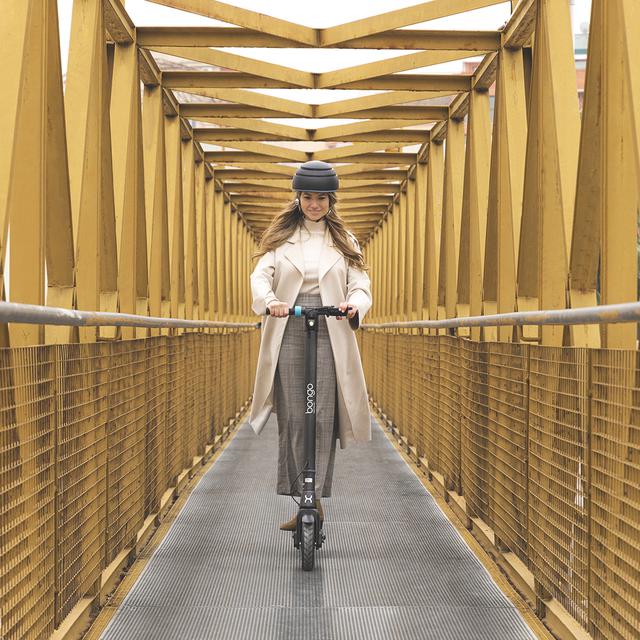 Trottinette électrique Bongo Série A Advance Connected MAX. Puissance maximale de 700 W, batterie interchangeable, autonomie illimitée jusqu'à 25 km, roues Tubeless anti-crevaison de 8,5"