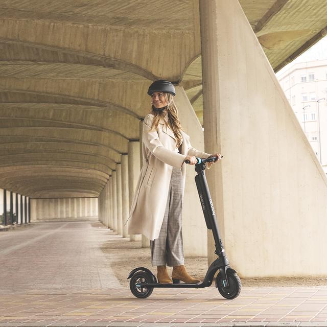 Trottinette électrique Bongo Série A Advance Connected MAX. Puissance maximale de 700 W, batterie interchangeable, autonomie illimitée jusqu'à 25 km, roues Tubeless anti-crevaison de 8,5"