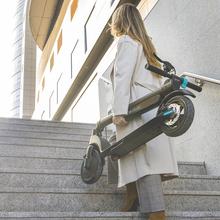 Trottinette électrique Bongo Série A Advance Connected MAX. Puissance maximale de 700 W, batterie interchangeable, autonomie illimitée jusqu'à 25 km, roues Tubeless anti-crevaison de 8,5"