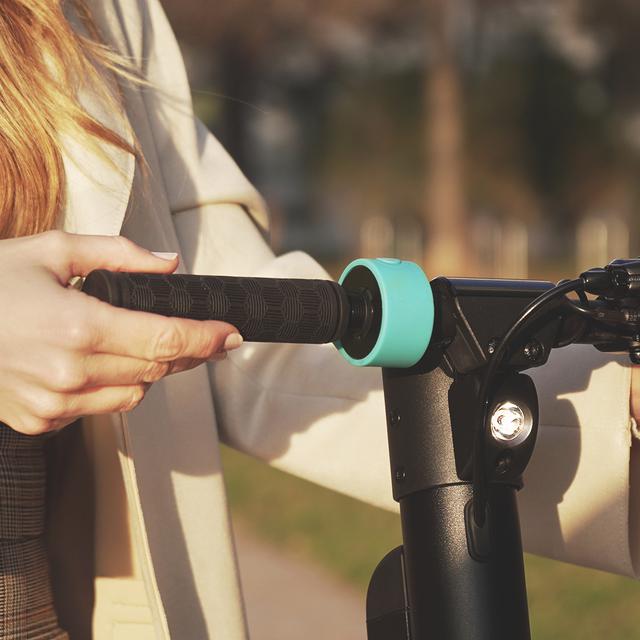 Trottinette électrique Bongo Série A Advance Connected MAX. Puissance maximale de 700 W, batterie interchangeable, autonomie illimitée jusqu'à 25 km, roues Tubeless anti-crevaison de 8,5"