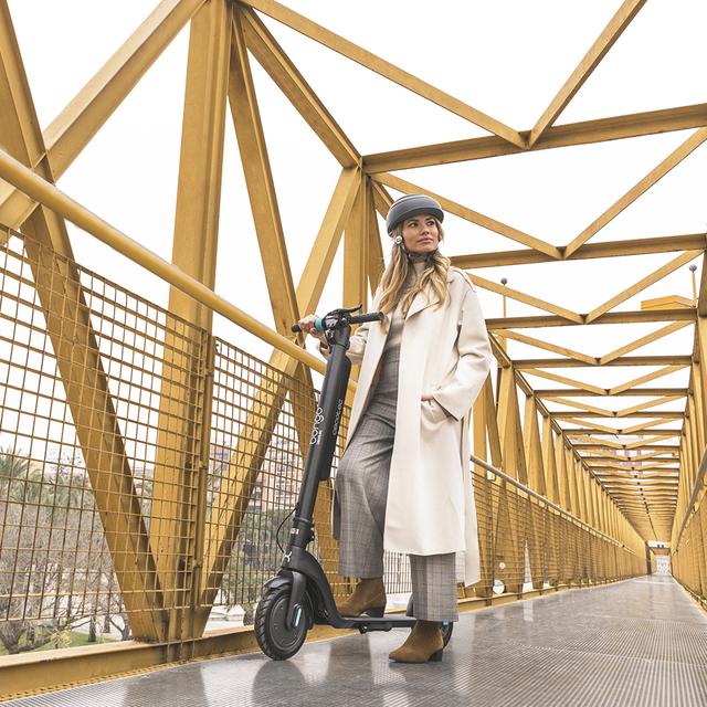 Trottinette électrique Bongo Série A Advance Connected MAX. Puissance maximale de 700 W, batterie interchangeable, autonomie illimitée jusqu'à 25 km, roues Tubeless anti-crevaison de 8,5"