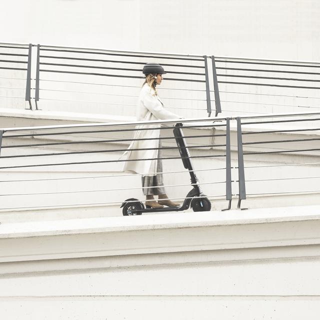 Trottinette électrique Bongo Série A Advance Connected MAX. Puissance maximale de 700 W, batterie interchangeable, autonomie illimitée jusqu'à 25 km, roues Tubeless anti-crevaison de 8,5"