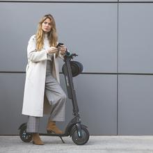 Trottinette électrique Bongo Série A Advance Connected MAX. Puissance maximale de 700 W, batterie interchangeable, autonomie illimitée jusqu'à 25 km, roues Tubeless anti-crevaison de 8,5"