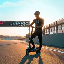 Bongo Serie S Infinity Patinete eléctrico con potencia máxima de  750 W y tracción trasera para darle una conducción más deportiva. Autonomía de hasta 30 km y ruedas tubeless de 10" y 4 modos de conducción (Peatón, Eco, Confort y Sport).