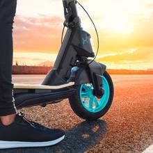 Bongo Serie S Infinity Patinete eléctrico con potencia máxima de  750 W y tracción trasera para darle una conducción más deportiva. Autonomía de hasta 30 km y ruedas tubeless de 10" y 4 modos de conducción (Peatón, Eco, Confort y Sport).