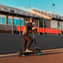 Bongo Serie S Infinity Patinete eléctrico con potencia máxima de  750 W y tracción trasera para darle una conducción más deportiva. Autonomía de hasta 30 km y ruedas tubeless de 10" y 4 modos de conducción (Peatón, Eco, Confort y Sport).