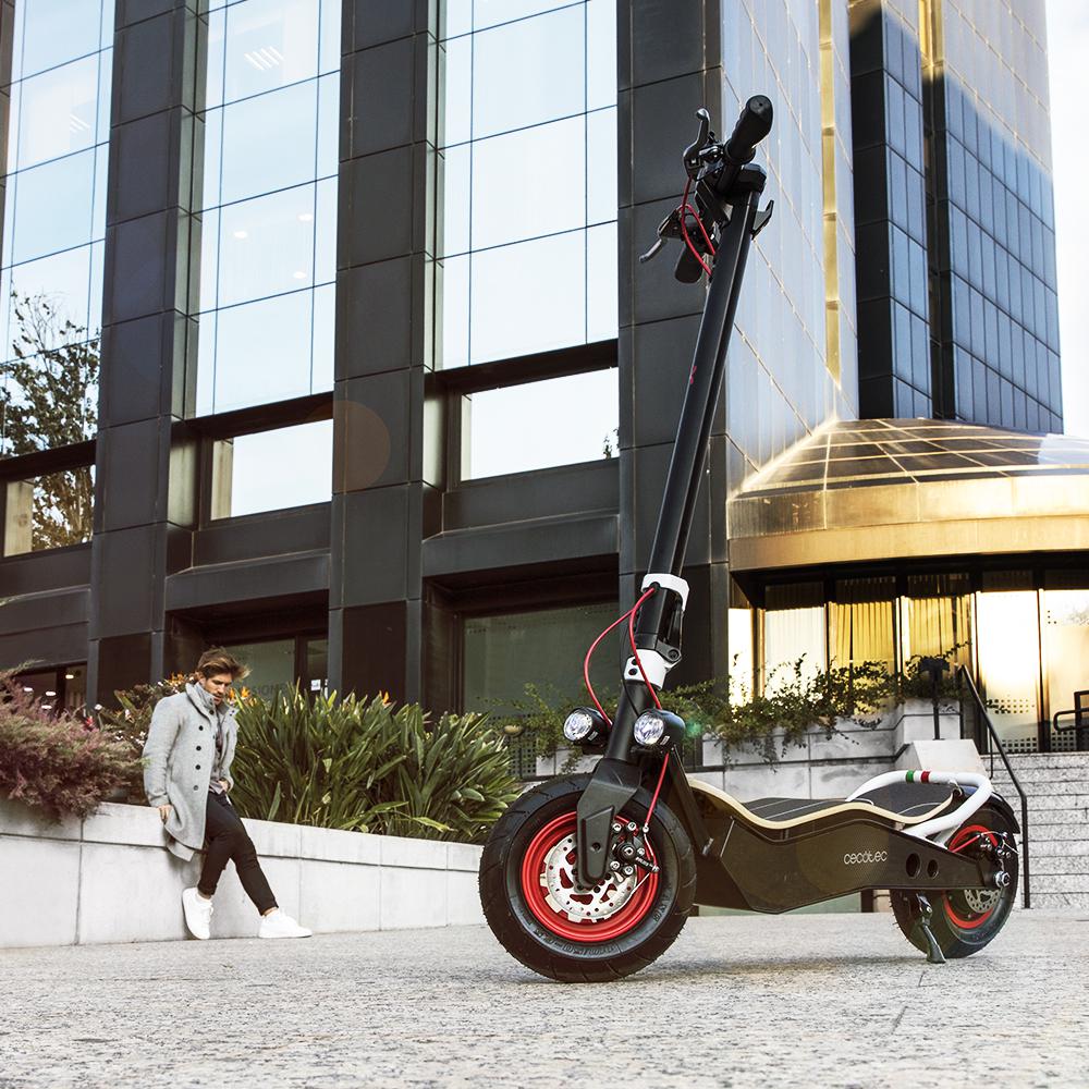 Trottinette électrique Bongo Série Z Red. Puissance maximale de 1100 W, batterie extractible, autonomie illimitée de 45 km, traction arrière et roues  anti-crevaison de 12”
