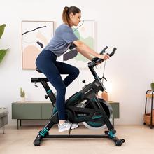 ‌DrumFit Indoor 23000 Kosmos Pro UltraFlex Bicicleta indoor com tecnologia Dynamic Provolante de inércia 23 kg, resistência manual, guiador e selim desportivos, ecrã LCD, sensor do ritmo cardíaco, apoios para os pés e travão de emergência.