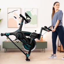 DrumFit Indoor 23000 Kosmos Pro Indoor bike con tecnologia Dynamic Pro, volano da 23 kg, resistenza manuale, manubrio e sella sportivi, display LCD, sensore di frequenza cardiaca, pedane e freno di emergenza.