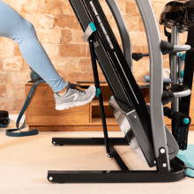 DrumFit WayHome 1400 Runner Vibration 1100 W/2 HP Tapis roulant pieghevole con cintura massaggiante, manubri e barre in schiuma. Da 1 a 14 km/ora. 12 programmi predefiniti. Superficie di corsa 123 x 40 cm. Sistema di ripiegamento e sicurezza idraulico con freno magnetico.