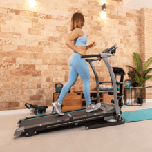 DrumFit WayHome 1400 Runner Vibration Passadeira de corrida dobrável de 1500 W com 2 cv de potência com cinto de massagem, halteres e barras de espuma. De 1 a 14 km/h. 12 programas pré definidos. Superfície de corrida de 123 x 40 cm. Sistema hidráulico de dobragem e segurança com travagem magnética.