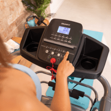 DrumFit WayHome 1400 Runner Vibration Passadeira de corrida dobrável de 1500 W com 2 cv de potência com cinto de massagem, halteres e barras de espuma. De 1 a 14 km/h. 12 programas pré definidos. Superfície de corrida de 123 x 40 cm. Sistema hidráulico de dobragem e segurança com travagem magnética.