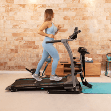 DrumFit WayHome 1400 Runner Vibration Passadeira de corrida dobrável de 1500 W com 2 cv de potência com cinto de massagem, halteres e barras de espuma. De 1 a 14 km/h. 12 programas pré definidos. Superfície de corrida de 123 x 40 cm. Sistema hidráulico de dobragem e segurança com travagem magnética.