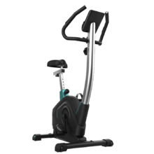 Vélo d'appartement DrumFit Cycle 6000 Pegasus. Résistance magnétique réglable manuellement, guidon avec capteur de fréquence cardiaque, selle réglable, support pour dispositifs et roues.