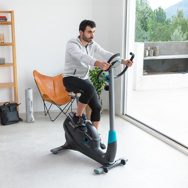 Usuario entrenando con bicicleta estática Cecotec DrumFit Cycle 9000 Talos