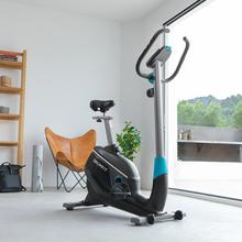 Vélo d'appartement DrumFit Cycle 9000 Talos. Résistance magnétique réglable manuellement, guidon avec capteur de fréquence cardiaque, selle réglable, support pour dispositifs et roues.