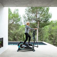 DrumFit Elliptical 9000 Eir Pro Heimtrainer. Einstellbarer magnetischer Widerstand mit Motor, LCD-Monitor mit Gerätehalterung, Transportrollen, Flasche und Flaschenhalterung.