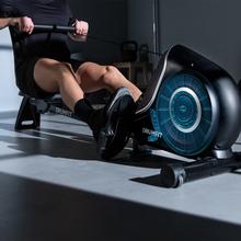 Drumfit Rower 7000 Regatta Sistema de resistencia magnética con diferentes niveles de intensidad y volante de inercia de 7 Kg, con un deslizamiento silencioso, suave y fluido. Posee display LCD que mide: tiempo, cadencia de golpes, cadencia por minuto, calorías y SCAN. Estructura completamente plegable de forma vertical. Posee reposapiés con correas ajustables y ruedas de transporte.