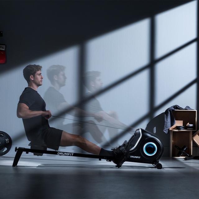 Máquina de remo plegable CECOTEC DrumFit Rower 7000 Regatta en entrenamiento
