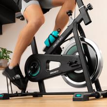 Cyclette da casa DrumFit Indoor 6000 Forcis con volano da 6 kg, resistenza manuale, monitor LCD, supporto per dispositivi, borraccia, portaborraccia e fermapiede.