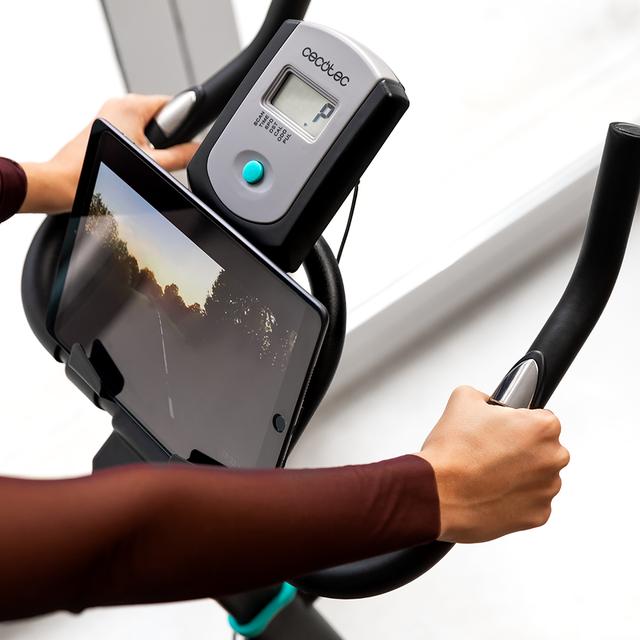 Bicicleta indoor DrumFit Indoor 10000 Teseo con volante de inercia de 10 kg, resistencia manual, monitor LCD, soporte de dispositivos, pulsómetro integrado en el manillar, botella y portabotellas.