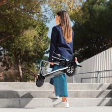 Bongo Serie D20 Patinete eléctrico de 250W con un pico máximo de 500W y 20 km de autonomía. Homologado para cumplir con los requisitos de la normativa española de circulación.