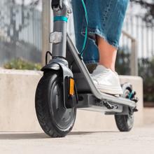 Bongo Serie D20 Patinete eléctrico de 250W con un pico máximo de 500W y 20 km de autonomía. Homologado para cumplir con los requisitos de la normativa española de circulación.