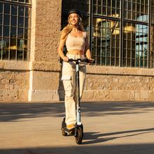 Bongo Serie M20 Patinete eléctrico de 500 W con una autonomía de hasta 20 km y sistema de doble de frenado mediante disco de freno de alta precisión y e-ABS con frenada regenerativa. Certificado para cumplir con los requisitos de la normativa española de circulación.