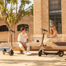 Scooter électrique Bongo M20 Series 500 W avec une autonomie allant jusqu'à 20 km et un double système de freinage avec des freins à disque de haute précision et e-ABS avec freinage régénératif. Certifié conforme aux exigences du code de la route espagnol.