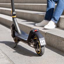 Bongo Serie M30 Connected Patinete eléctrico de 700 W con una autonomía de hasta 30 km, sistema doble de frenado mediante disco de freno de alta precisión y e-ABS con frenada regenerativa y sistema de conducción adaptativa S-Driving System. Certificado para cumplir con los requisitos de la normativa española de circulación.