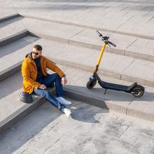 Trottinette électrique connecté Bongo série M30 de 700 W avec une autonomie allant jusqu'à 30 km, double système de freinage à disque de frein de haute précision et e-ABS avec freinage régénératif et système de conduite adaptative S-Driving System.