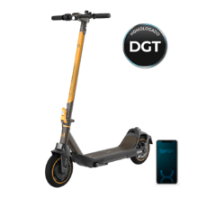 Bongo Serie M30 Connected Patinete eléctrico de 700 W con una autonomía de hasta 30 km, sistema doble de frenado mediante disco de freno de alta precisión y e-ABS con frenada regenerativa y sistema de conducción adaptativa S-Driving System. Certificado para cumplir con los requisitos de la normativa española de circulación.