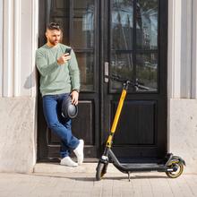 Trottinette électrique connecté Bongo série M30 de 700 W avec une autonomie allant jusqu'à 30 km, double système de freinage à disque de frein de haute précision et e-ABS avec freinage régénératif et système de conduite adaptative S-Driving System.