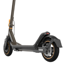 Bongo Serie M30 Connected Patinete eléctrico de 700 W con una autonomía de hasta 30 km, sistema doble de frenado mediante disco de freno de alta precisión y e-ABS con frenada regenerativa y sistema de conducción adaptativa S-Driving System. Certificado para cumplir con los requisitos de la normativa española de circulación.