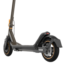 Bongo Serie M30 Connected Trottinette électrique connecté de 700 W avec une autonomie allant jusqu'à 30 km, double système de freinage à disque de frein de haute précision et e-ABS avec freinage régénératif et système de conduite adaptative S-Driving System.